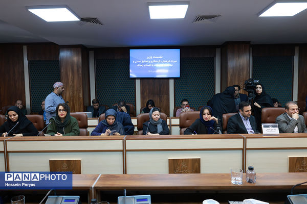 نشست خبری وزیر میراث فرهنگی، گردشگری و صنایع دستی و معاونان وزارتخانه با اصحاب رسانه