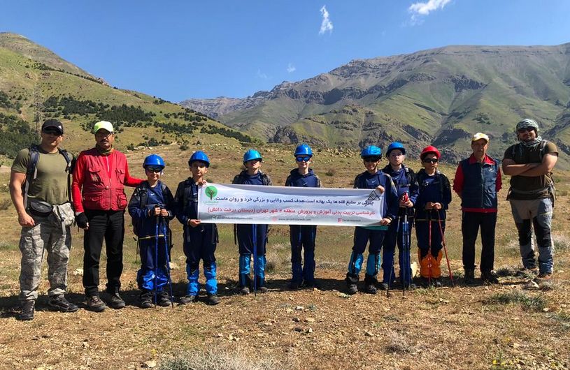 فتح قله‌های افتخار توسط منطقه4 در مسابقات کوهپیمایی دانش‌آموزان شهر تهران 