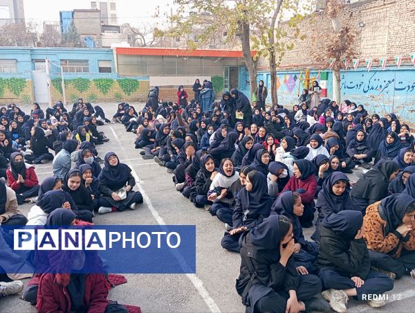 جشن تقدیر پیشتازان برگزیده پویش بوسه بر دستان مادر در دبیرستان دخترانه انقلاب اسلامی 