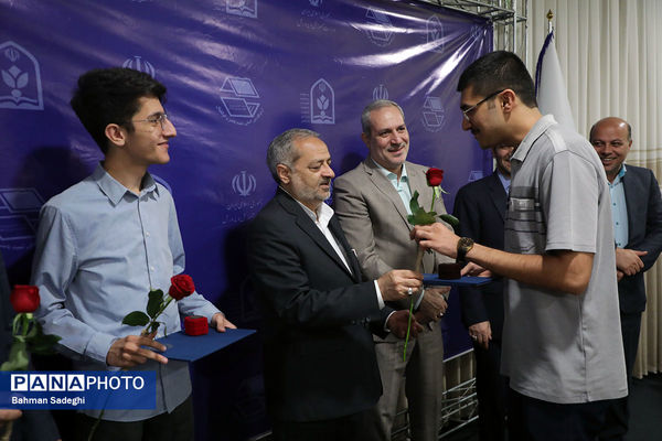 نشست صمیمی وزیر آموزش و پرورش با مدال آوران المپیادهای جهانی
