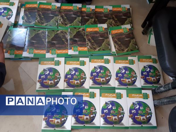 توزیع کتاب‌های درسی دبیرستان محدثه در منطقه ده‌محسن خرم‌آباد