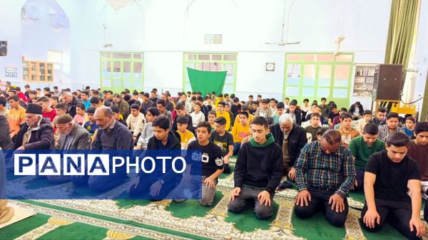  اقامه نماز جماعت و بازدید صمیمی از اعتکاف پسران در خلیل آباد