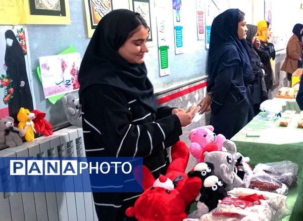 نمایشگاه هفته هنرهای مدرسه (ماها) در دبیرستان سمیه بجنورد