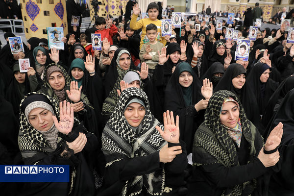 دیدار خانواده شهدای اقتدار با رهبر انقلاب در روز میلاد امیرالمومنین علیه‌السلام
