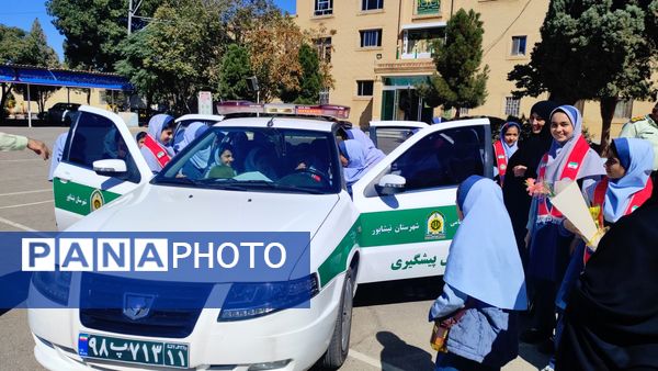 تبریک به پدران شاغل نیروی انتظامی توسط دانش‌آموزان مدرسه شاهد خیر سجادی