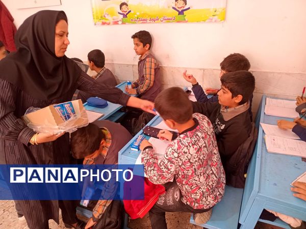 توزیع شیر گامی برای سلامت و نشاط دانش‌آموزان در دبستان شهید پسندیده فدافن 