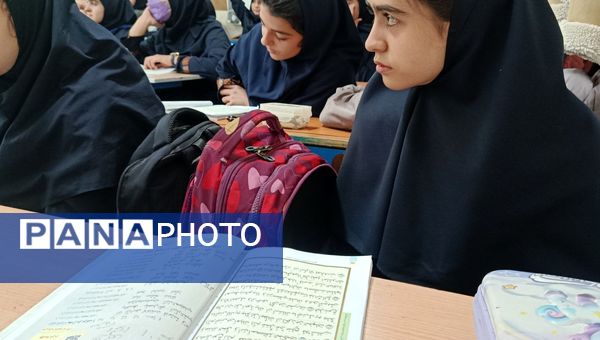 آزمون تلاوت قرآن دانش‌آموزان دبیرستان تیمسار فلاحی ناحیه یک کرج 
