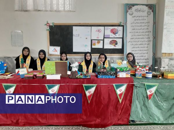 نمایشگاه دست سازه های دانش آموزان دبیرستان بهار آزادی