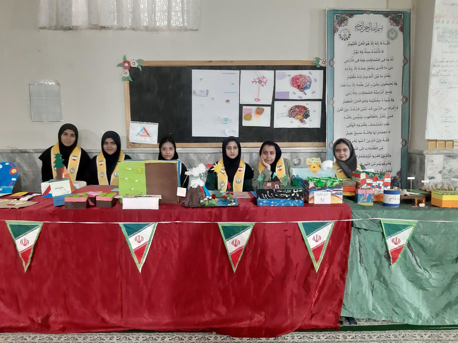 نمایشگاه دست سازه های دانش آموزان دبیرستان بهار آزادی