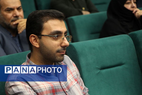 نشست بررسی کتاب همسفر آتش و برف یزد