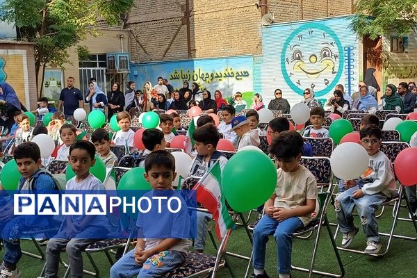 گام نهادن دانش‌آموزان کودکستانی شهرستان ورامین در مسیر تعلیم و تربیت