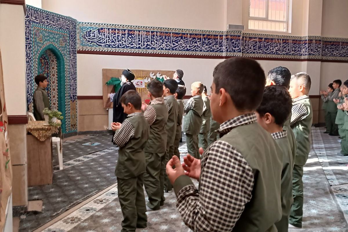 اقامه نماز جماعت و محافل انس با قرآن در مدارس فیروزکوه