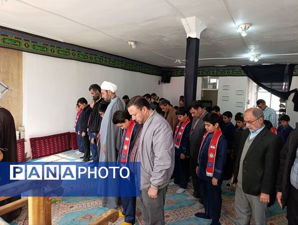 نماز پدر پسری در مدرسه دکتر توسلی