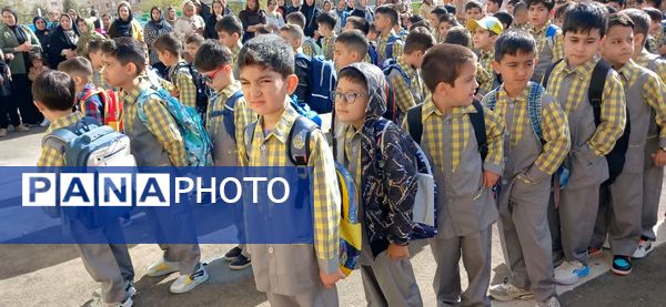 جشن‌شکوفه‌ها در‌ دبستان شهدای گمنام