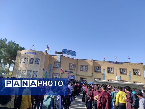 نواخته شدن زنگ اول مهرماه در دبیرستان نمونه آیت الله خامنه‌ای کاشمر 
