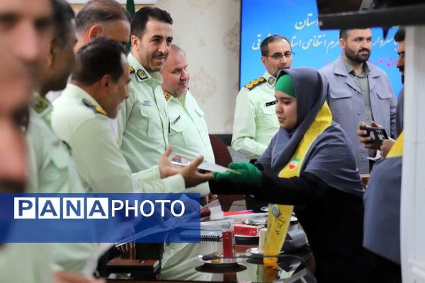 گل‌های قدردانی دانش‌آموزان پیشتاز برای حافظان امنیت
