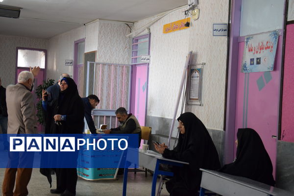 برپایی میز خدمت‌رسانی درمانی در دبیرستان شهید صدوقی با همکاری نهادهای جهادی