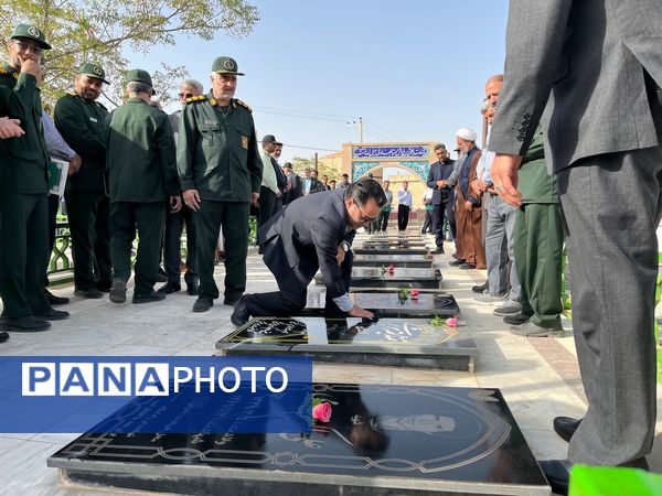 بازدید و غبار روبی مسئولین از مزار شهدای روستای دهنو خلیل آباد 