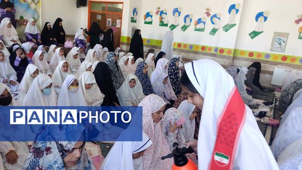 نماز مادر و دختری به مناسبت روز دانش‌آموز در دبستان دخترانه اندیشه