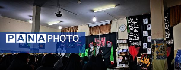 استقبال دانش‌آموزان دبیرستان شهید برقعی 2 قم از یک لاله فاطمی