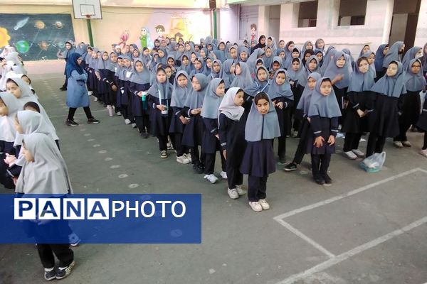گرامیداشت هفته کتاب و کتاب‌خوانی در دبستان دخترانه جعفریه با حضور پرشور دانش‌آموزان