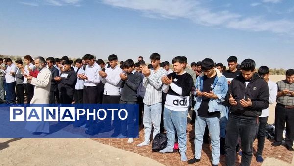 اقامه نماز باران در دل کویر توسط دانش‌آموزان هنرستان شهید رجایی زارچ