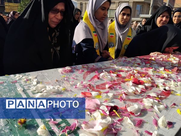 دبیرستان نجم میزبان پیکر یک شهید گمنام شد