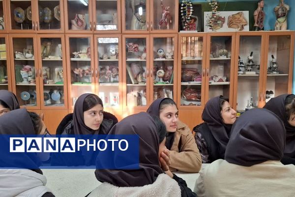 دانش‌آموزان دبیرستان ساره در پژوهشسرای فرهنگ مهارت‌های علمی را تجربه کردند