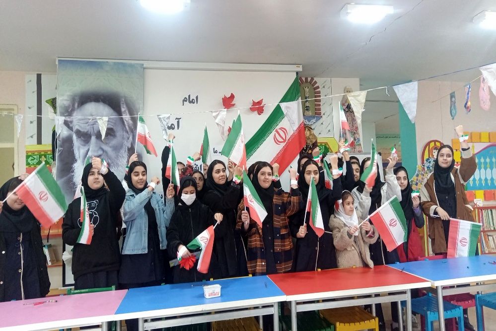 بازدید دانش‌آموزان دبیرستان عفت از کانون پرورش فکر کودکان و نوجوانان پارس‌آباد