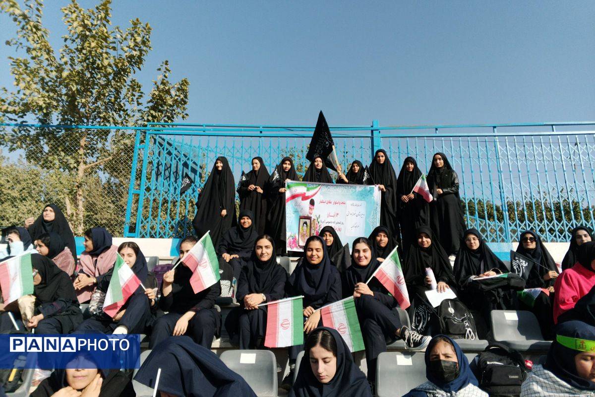 حضور دانش آموزان به مناسبت یوم الله ۱۳آبان، در ورزشگاه شهدای شهرستان قدس