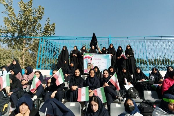 حضور دانش آموزان به مناسبت یوم الله ۱۳آبان، در ورزشگاه شهدای شهرستان قدس