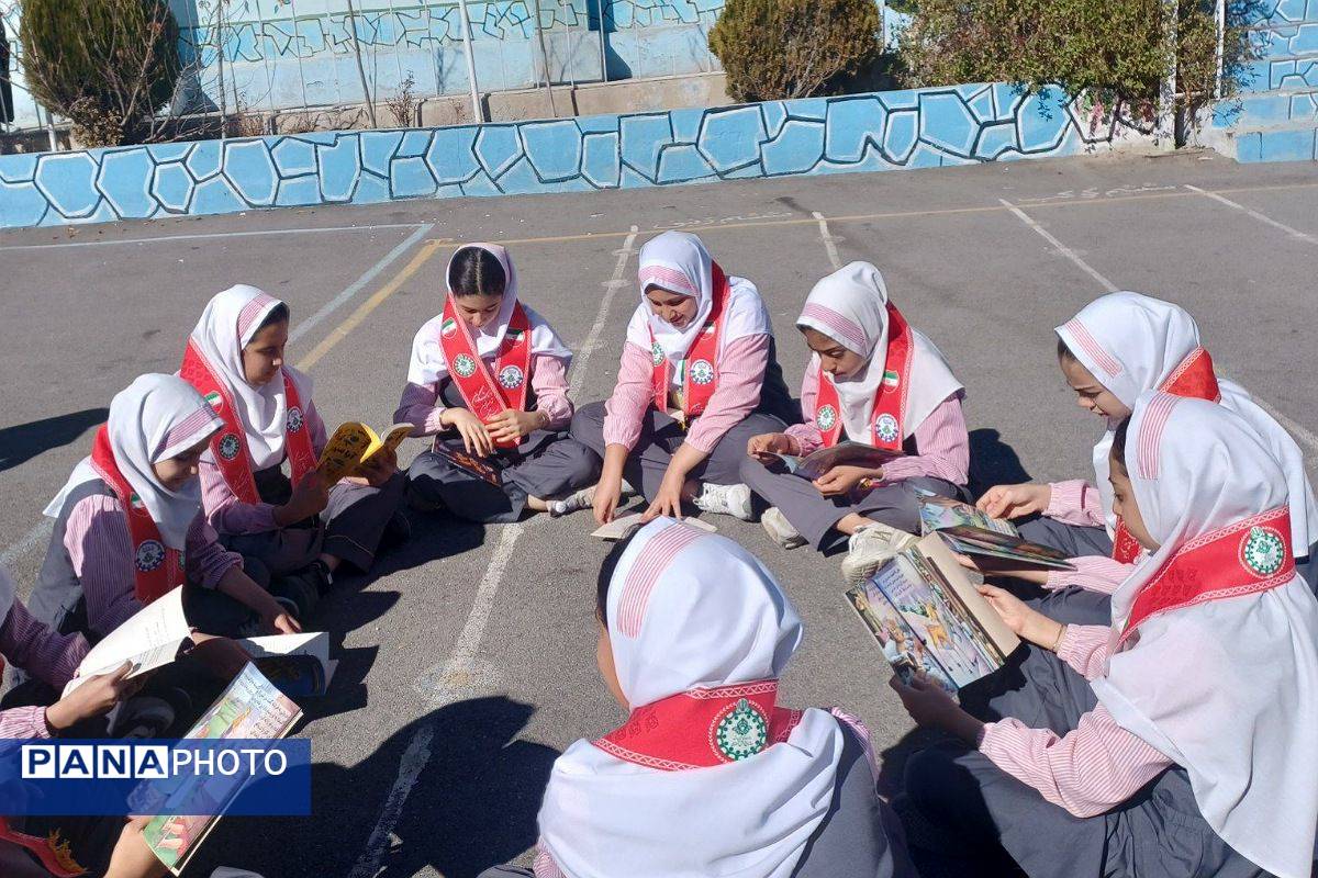 دوستی با کتاب در حیاط مدرسه نجمه