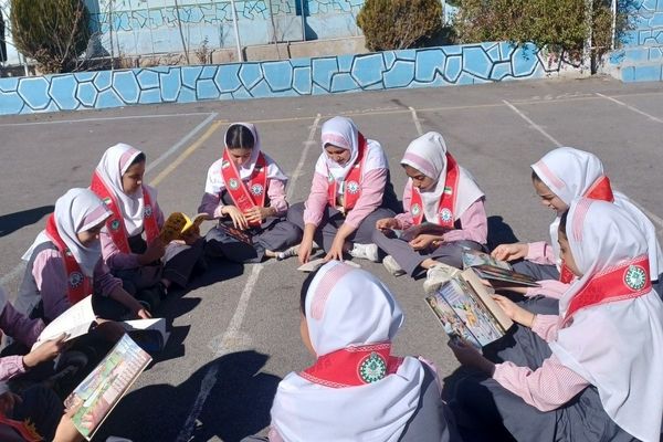 دوستی با کتاب در حیاط مدرسه نجمه