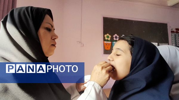 اجرای طرح وارنیش فلوراید در دبستان پنجم مهر
