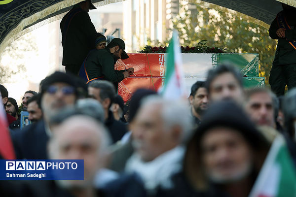 تشییع پیکرهای ۱۰۰ شهید گمنام از مقابل دانشگاه تهران