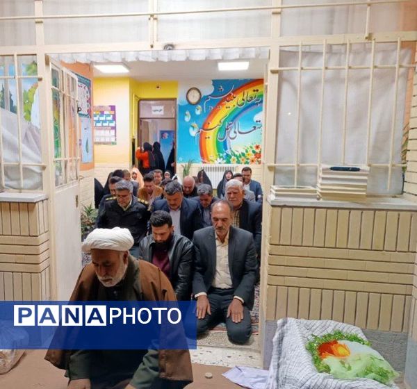 محفل انس با قرآن کریم در دبیرستان دخترانه شهدای زیارت 