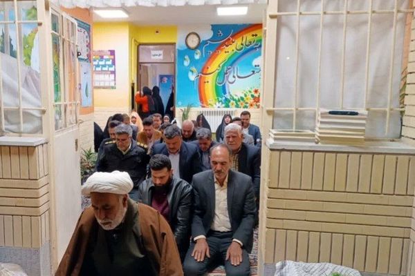 محفل انس با قرآن کریم در دبیرستان دخترانه شهدای زیارت 