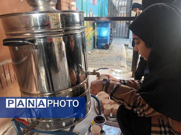 عطر فاطمی در فضای آموزش دبیرستان میرزا جعفر سروقد با برپایی ایستگاه صلواتی 