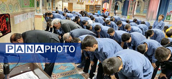 نمازجماعت پایه هشتم مدرسه زمانی با حضور مدیر آموزش و پرورش منطقه ۱۹ 