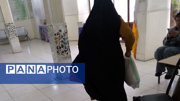 اهدای بسته‌های یلدایی به خانواده‌های کم برخوردار در شب یلدا