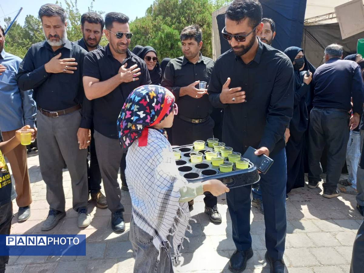 حضور دانش‌آموزان و فرهنگیان تربت‌جامی در عزاداری اربعین حسینی