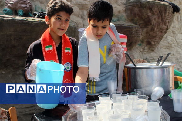 میزبانی دانش‌آموزان گلوگاهی از مسافران و زائران رضوی 