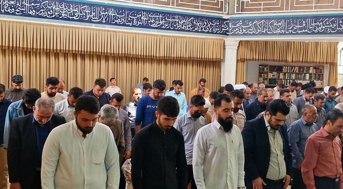 نماز جمعه این هفته با حضور گسترده مردم و مسئولان در مسجد امام حسین(ع) کامیاران برگزار شد