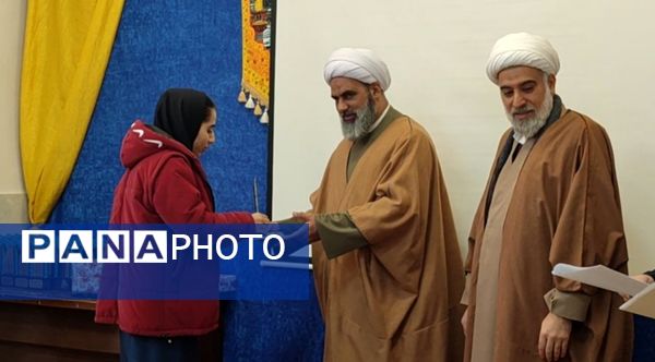 مراسم تقدیر از دانش‌آموزان دختر مقام‌آور  منطقه‌ای دوره دوم در رشته‌های قرآنی شهرستان ملارد