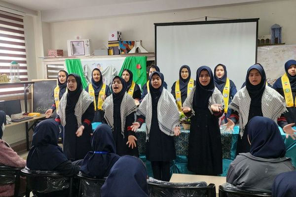 اجرای طرح «لاله‌های روشن» در دبیرستان هیات امنایی فرزانگان با هدف ترویج فرهنگ ایثار