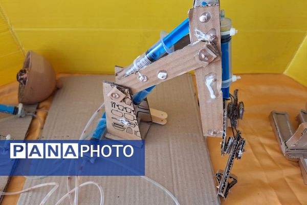 نمایشگاه دست سازه‌های علوم و آزمایشگاه در دبیرستان پویش 