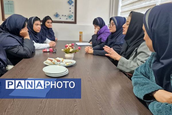  جلسات تمرین نمایش‌نامه‌خوانی در دبیرستان فرزانگان