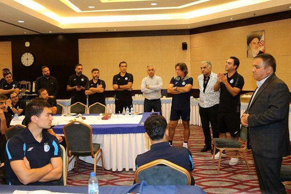 تاجرنیا در اردوی تیم فوتبال استقلال حاضر شد