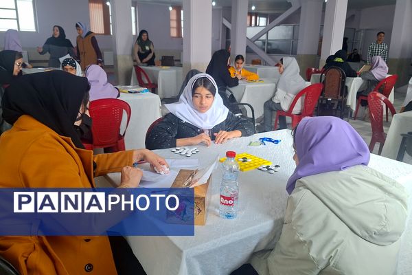 تصاویری زیبا از تمرکز دانش‌آموزان دختر در المپیاد رویش ناحیه۳ شیراز 