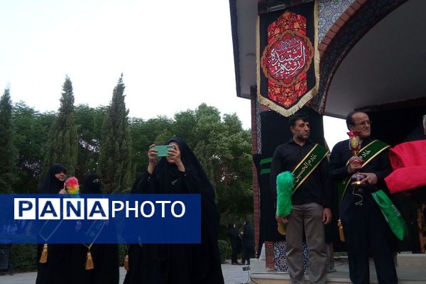 مراسم عزاداری حسینی با حضور خادمین و پرچم کربلا در بوستان فدک اصیل آباد 